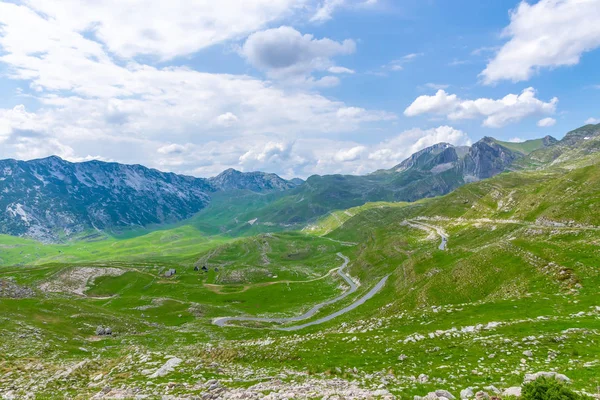 dolambaçlı yol pitoresk dağlar ile çalışan