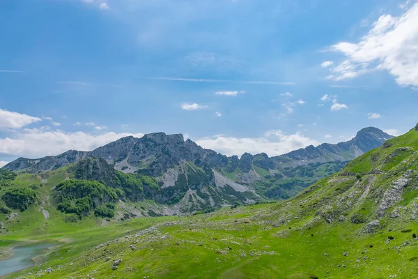 Malé Modré Horské Jezero Mezi Vysokých Velehor — Stock fotografie