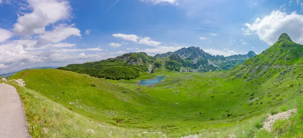 Küçük Mavi Dağ Gölü Yüksek Pitoresk Dağlar Arasında — Stok fotoğraf