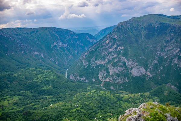 Yüksek dağlar yeşil derin kanyon panoramik manzaralı 