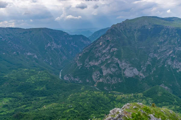 Yüksek dağlar yeşil derin kanyon panoramik manzaralı 