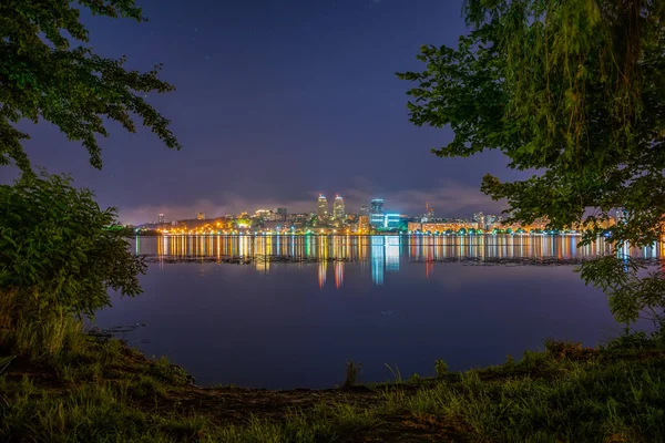 Красочное Отражение Светящегося Города Широкой Спокойной Реке — стоковое фото