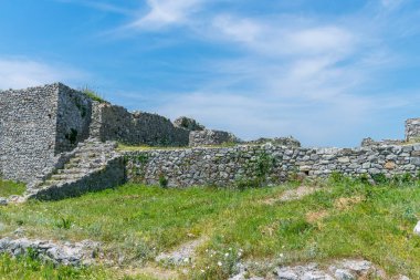 Antik kale savundu Shkoder şehir içinde geçmiş