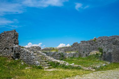 Antik kale savundu Shkoder şehir içinde geçmiş