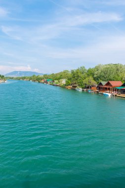 Panoramik restoran deniz ürünleri ile turistler için kayan 