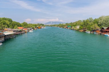 Panoramik restoran deniz ürünleri ile turistler için kayan 