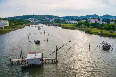 Balıkçılar denizde inşa kulübelerde balık yakalamak.