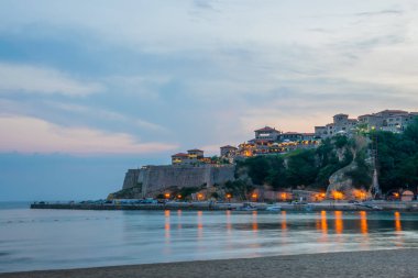 Karadağ, Ulcinj - 02 Haziran 2017: gün batımında kayalık uçurum köyü görünümünü 