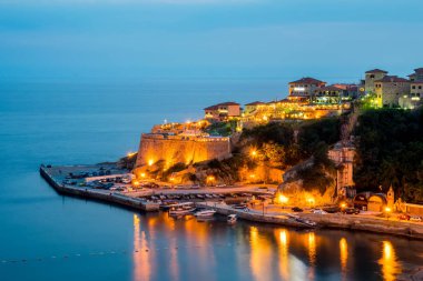Karadağ, Ulcinj - Haziran 02/2017: turist geceleri sahilde yürüyüşe gitti.