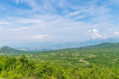 dağın tepesine pitoresk görünümden uzak köyüne.