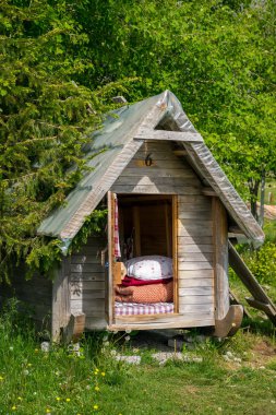 Yüksek dağlar küçük ahşap evler gecede turistler için.