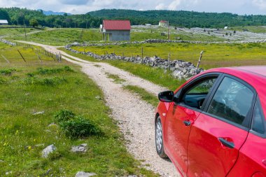 Küçük evler için önde gelen dar kırsal yol