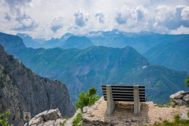 Dağları'nın doğal manzaralı dağ cliff üzerinde meditasyon için ahşap Bank