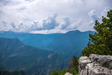 Beyaz karla kaplı pitoresk dağların doğal görünümü