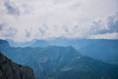 Beyaz karla kaplı pitoresk dağların doğal görünümü