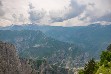 Beyaz karla kaplı pitoresk dağların doğal görünümü