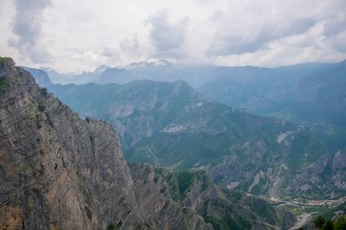 Beyaz karla kaplı pitoresk dağların doğal görünümü
