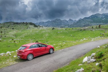 Karadağ - 03 Haziran 2017: serpentine gezi için yol üzerinde turistler tarafından Park kırmızı araba