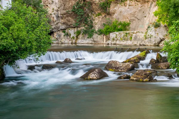 Mountain River Bildade Ett Litet Vattenfall Bland Steniga Forsar — Stockfoto
