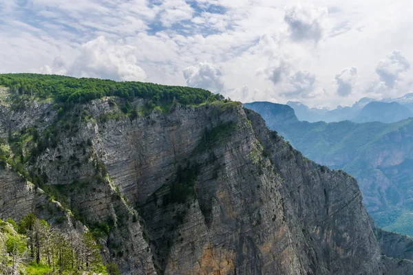 陡峭的山坡全景 如诗如画的景色 — 图库照片