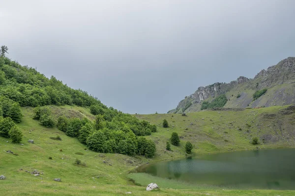 Vista Céu Cinzento Tempestuoso Sobre Lago Montanha — Fotografia de Stock