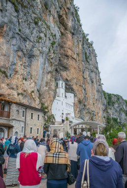 Karadağ, Ostrog Manastırı - Haziran 03/2017: dualar deklarasyonudur Ortaçağ manastır, Kutsal Üçlü bayram onuruna