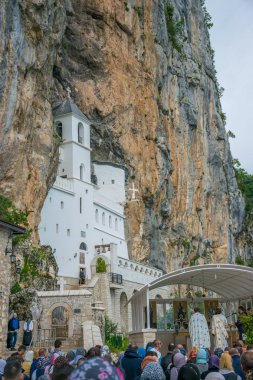 Karadağ, Ostrog Manastırı - Haziran 03/2017: dualar deklarasyonudur Ortaçağ manastır, Kutsal Üçlü bayram onuruna