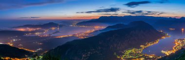 Hava görünümünden Boka Kotor Koyu'nun gece Mount Lovcen.