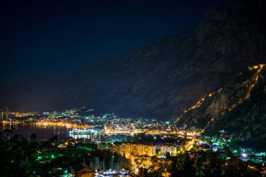 Panoramik manzaralı eski fiyort gece şehir ışıkları