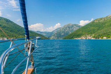 Lüks yat yelken boyunca pitoresk, Kotor Bay Karadağ '.