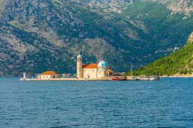 Boka Kotorsky Bay pitoresk Gospa od Skrpela Adası yakınlarında yelken yat