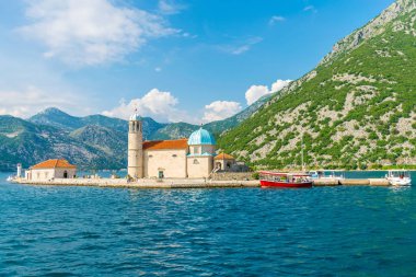 Boka Kotorsky Bay pitoresk Gospa od Skrpela Adası yakınlarında yelken yat