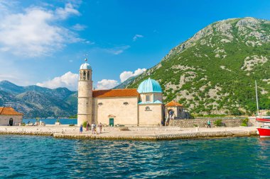 Karadağ - 04 Haziran 2017: Yelkenli Yat üzerinde Adası Gospa için turistler od Skrpela Boka Kotor Körfezi