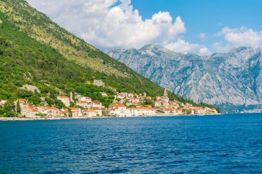 Yelkenli Yat üzerinde şehir Perast Karadağ'ın geçmiş.