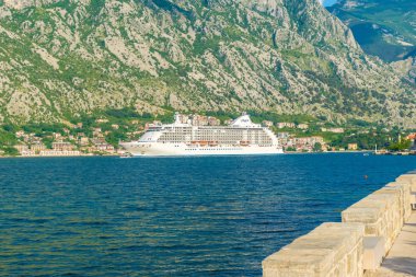 Karadağ, Prcanj - 04 Haziran 2017: turistlerin büyük cruise liner uzun yolculuğa git.