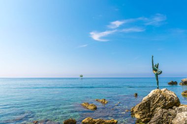 Balerin, Budva, Mogren beach heykeli ile Adriyatik Denizi kıyısında.