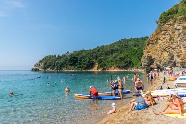 Karadağ, Budva - 05 Haziran 2017: Mogren sahilde sıcak yaz sezonunda yüzme turist.