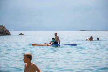 Karadağ, Budva - 05 Haziran 2017: turist (Sup) üstünde tahta kürek sakin deniz yüzeyinde nişanlı