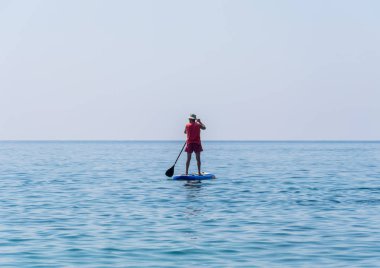 Karadağ, Budva - 05 Haziran 2017: turizm (Sup) üstünde tahta kürek sakin deniz yüzeyinde nişanlı