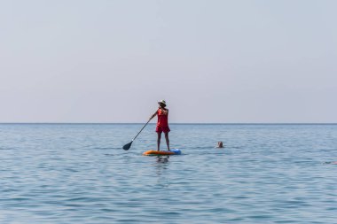 Karadağ, Budva - 05 Haziran 2017: turizm (Sup) üstünde tahta kürek sakin deniz yüzeyinde nişanlı