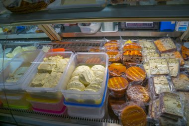 Karadağ, Budva - 05 Haziran 2017: şehir merkezine pazarda alışveriş yapma turist.