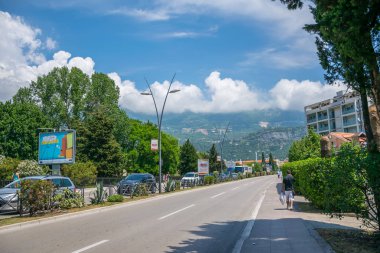 Karadağ, Budva - Haziran 04/2017: şehir merkezinde sıcak günde yürüyen turist.