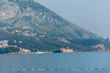 Panoramik St. Stephen Adası, Adriyatik Denizi'nde ufukta
