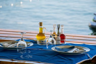 Karadağ, Becici - 05 Haziran 2017: Restoran personeli tablolar deniz kenarında yemek gün batımı sırasında hazırlanan