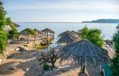 günbatımı ışınlarının tenha pitoresk lagün.