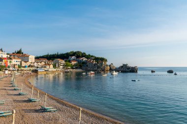 Karadağ, Przno - 05 Haziran 2017: Adriyatik Denizi'nde günbatımı sırasında yüzme turist.