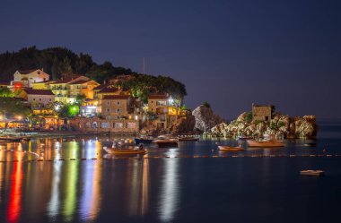 Karadağ, Przno - 05 Haziran 2017: turist Restoranlar Adriyatik Denizi üzerinde gün batımı sırasında romantik akşam yemeği için ziyaret.