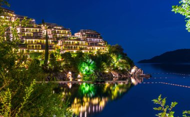 Parlak modern otel gece okyanus kayalık kıyılarında görünümünü