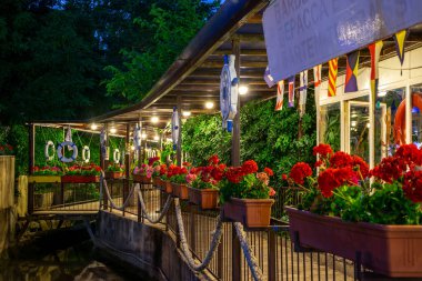 Karadağ, Budva - 06 Haziran 2017: Turist Budva'nın güzel park akşam dolaşmak 