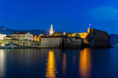 Budva'nın parlayan eski şehrin panoramik görünüm